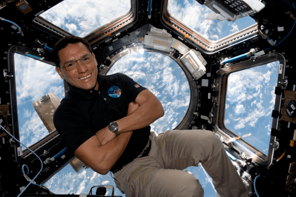 imagen del astronauta de la NASA Frank Rubio flota dentro de la cúpula, la “ventana al mundo” de la Estación Espacial Internacional.