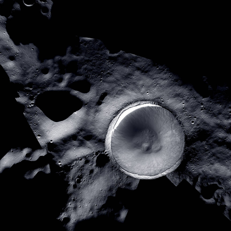 A new mosaic of the Shackleton Crater