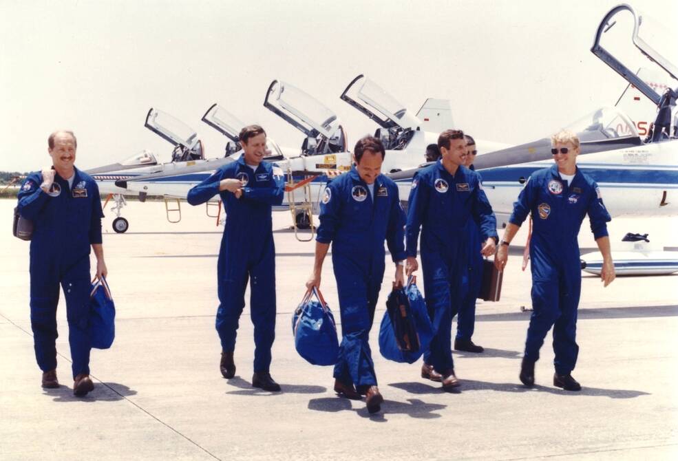 The STS-26 crew arrives at NASA’s Kennedy Space Center in Florida for the Terminal Countdown Demonstration Test