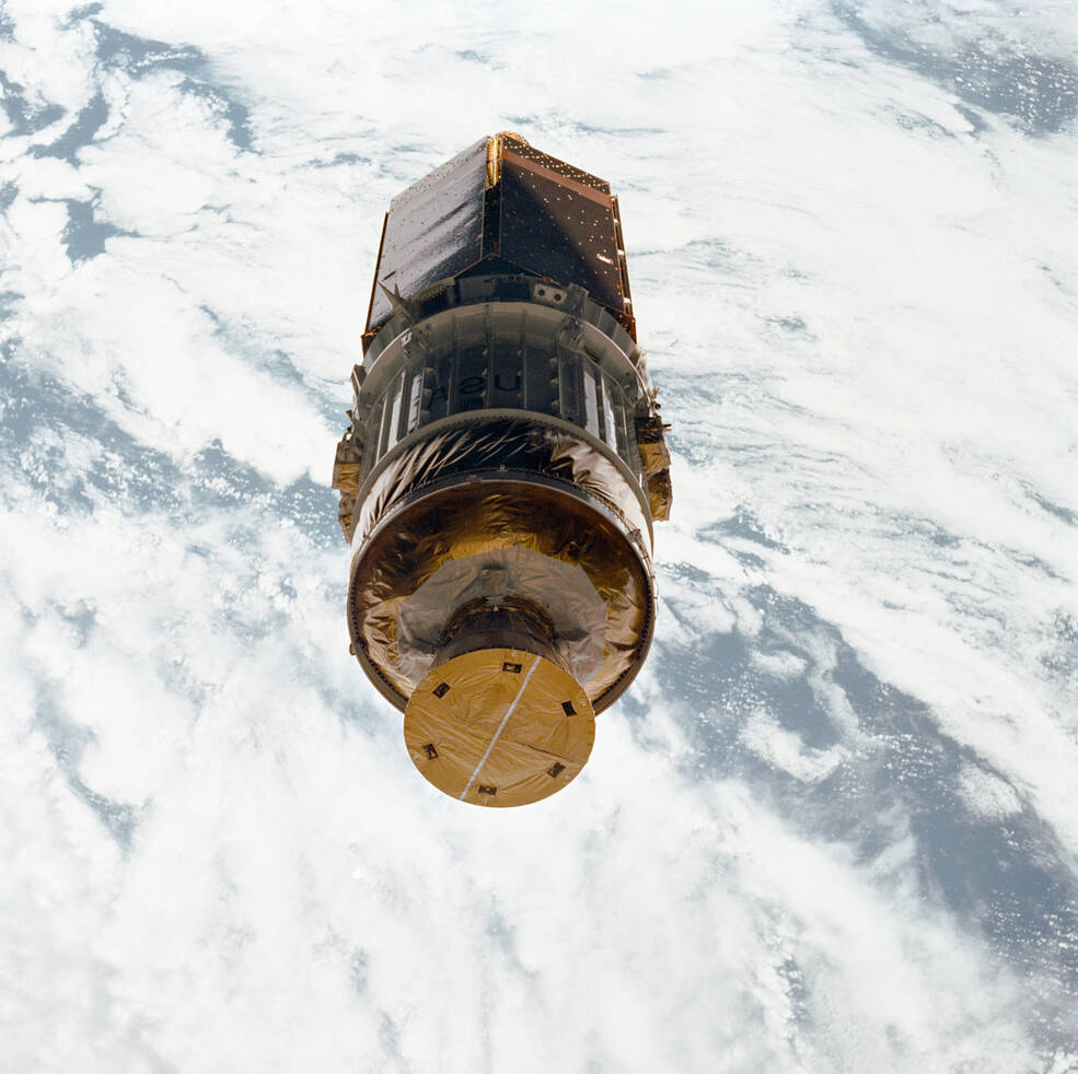 The TDRS/IUS departs the space shuttle