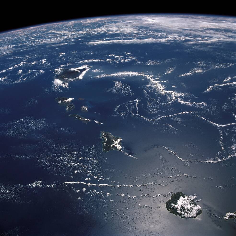 A view of the Hawaiian Islands from Discovery