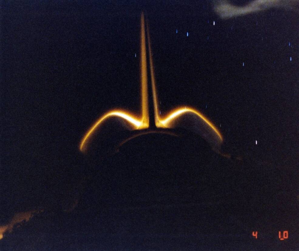 The tail glow caused by atomic oxygen
