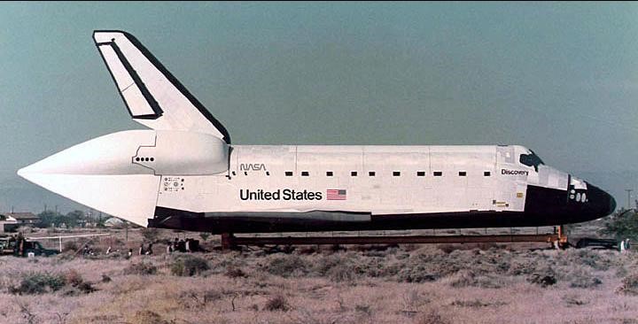 Gli operai trainano il Discovery per 36 miglia da Palmdale al Dryden della NASA, ora Armstrong, Flight Research Center presso la base aeronautica di Edwards nel deserto del Mojave in California.