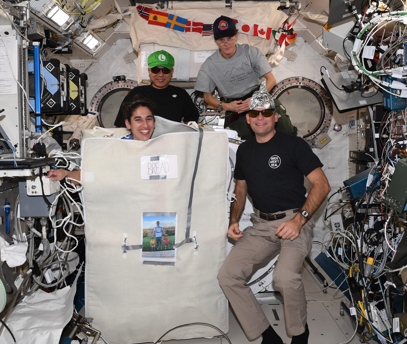 I 70 astronauti della spedizione Yasmine Moghbeli della NASA (a sinistra), Satoshi Furakawa della Japan Aerospace Exploration Agency, l'astronauta della NASA Loral O'Hara e l'astronauta dell'ESA Andreas Mogensen festeggiano Halloween 2023.
