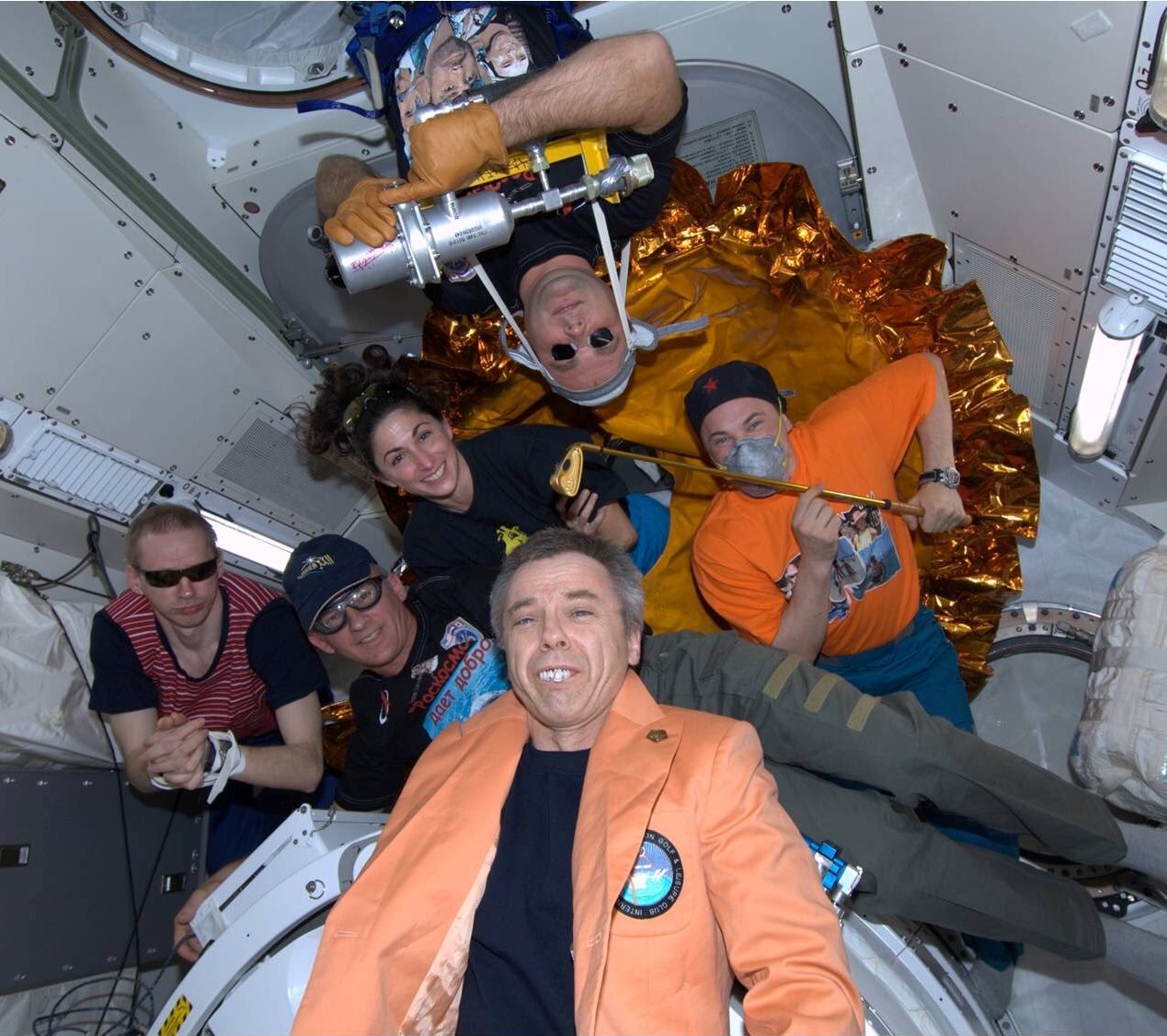 L'equipaggio della Expedition 21 mostra i propri costumi