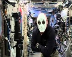 L'astronauta della NASA Scott J. Kelly festeggia Halloween nel 2015 durante la sua missione di un anno