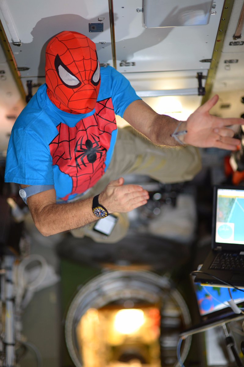 L'astronauta della Spedizione 53 dell'ESA Paolo A.  Nespoli mostra le sue abilità in Spider-Man
