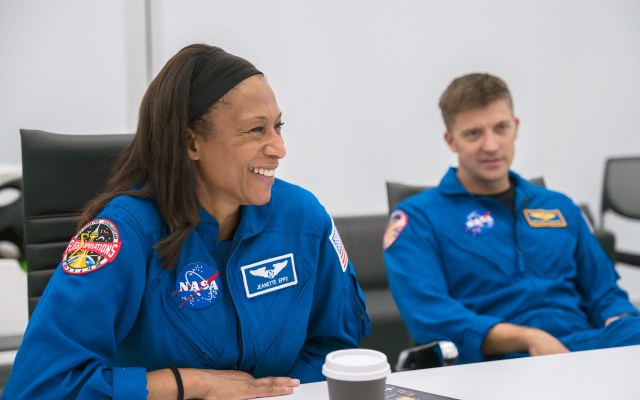 NASA astronauts Jeanette Epps and Matthew Dominick, SpaceX Crew-8 Mission Specialist and Commander respectively, participate in preflight mission training at SpaceX headquarters in Hawthorne, California. Credit: SpaceX