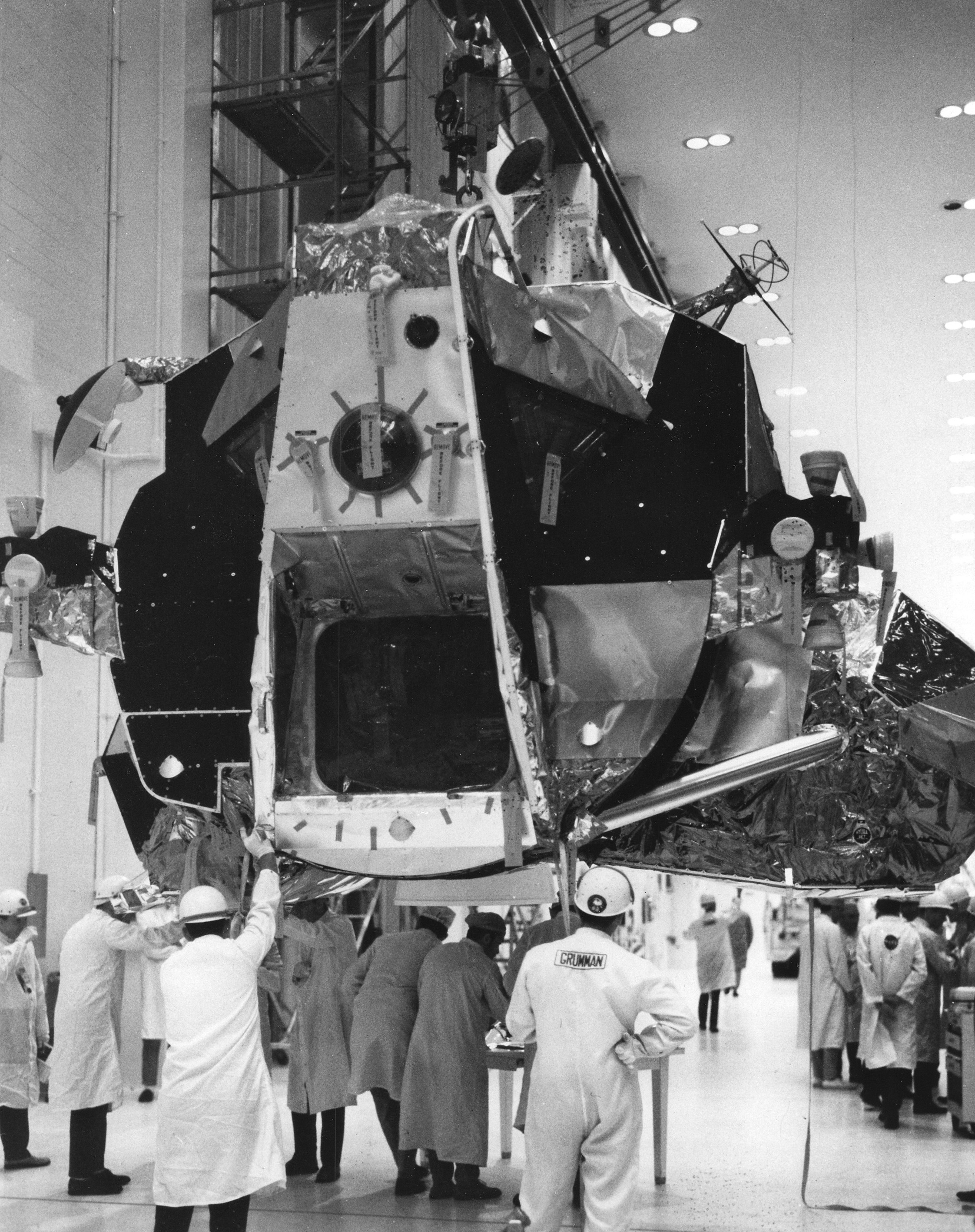 MSOB workers prepare to mate the Apollo 10 LM ascent stage to its descent stage