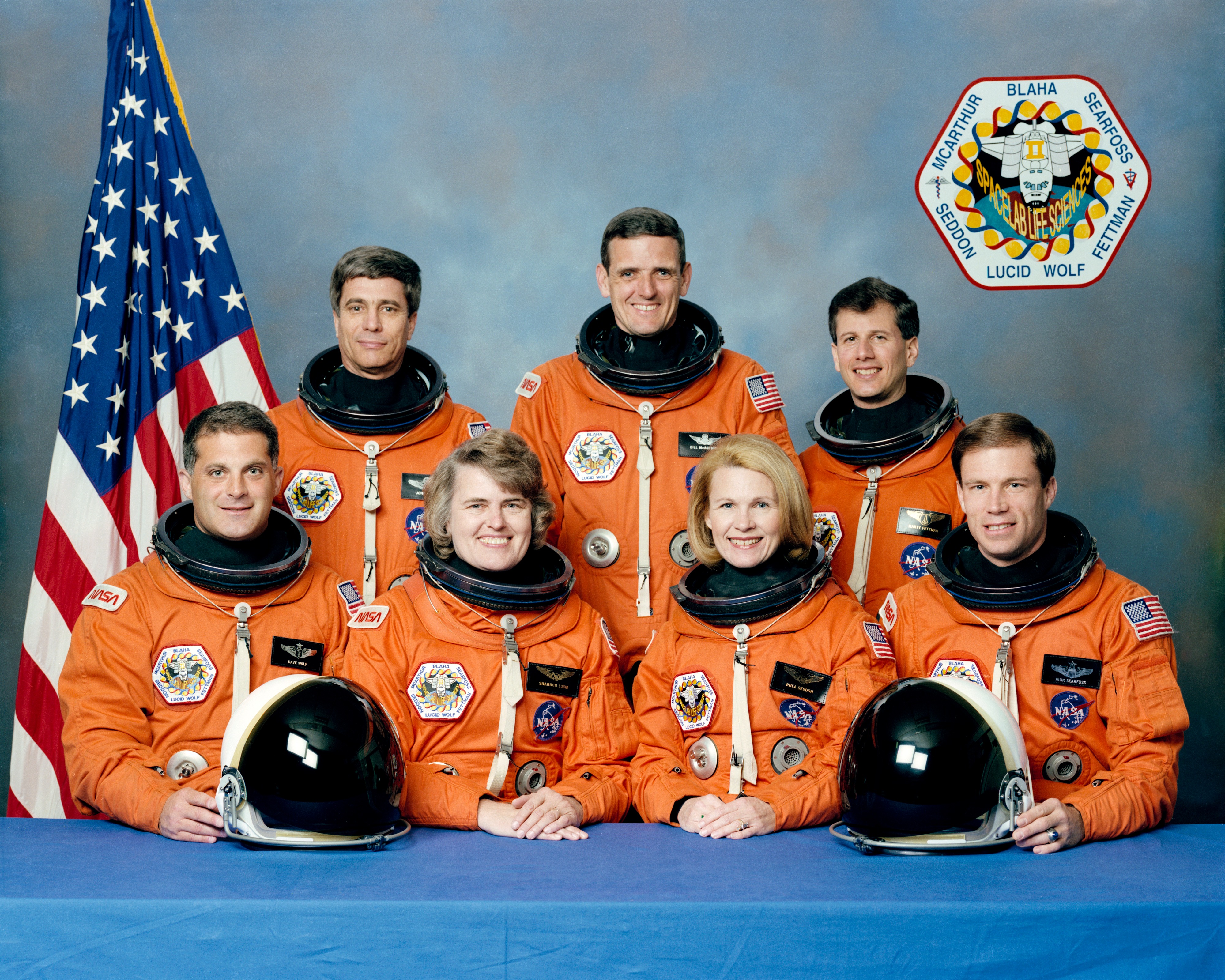 Os astronautas da STS-58 David A. Wolf, sentados à esquerda, Shannon M. Lucid, M. Rhea Seddon e Richard A. Searfoss;  John E. Blaha, em pé à esquerda, William S. McArthur e Martin J. Fettman