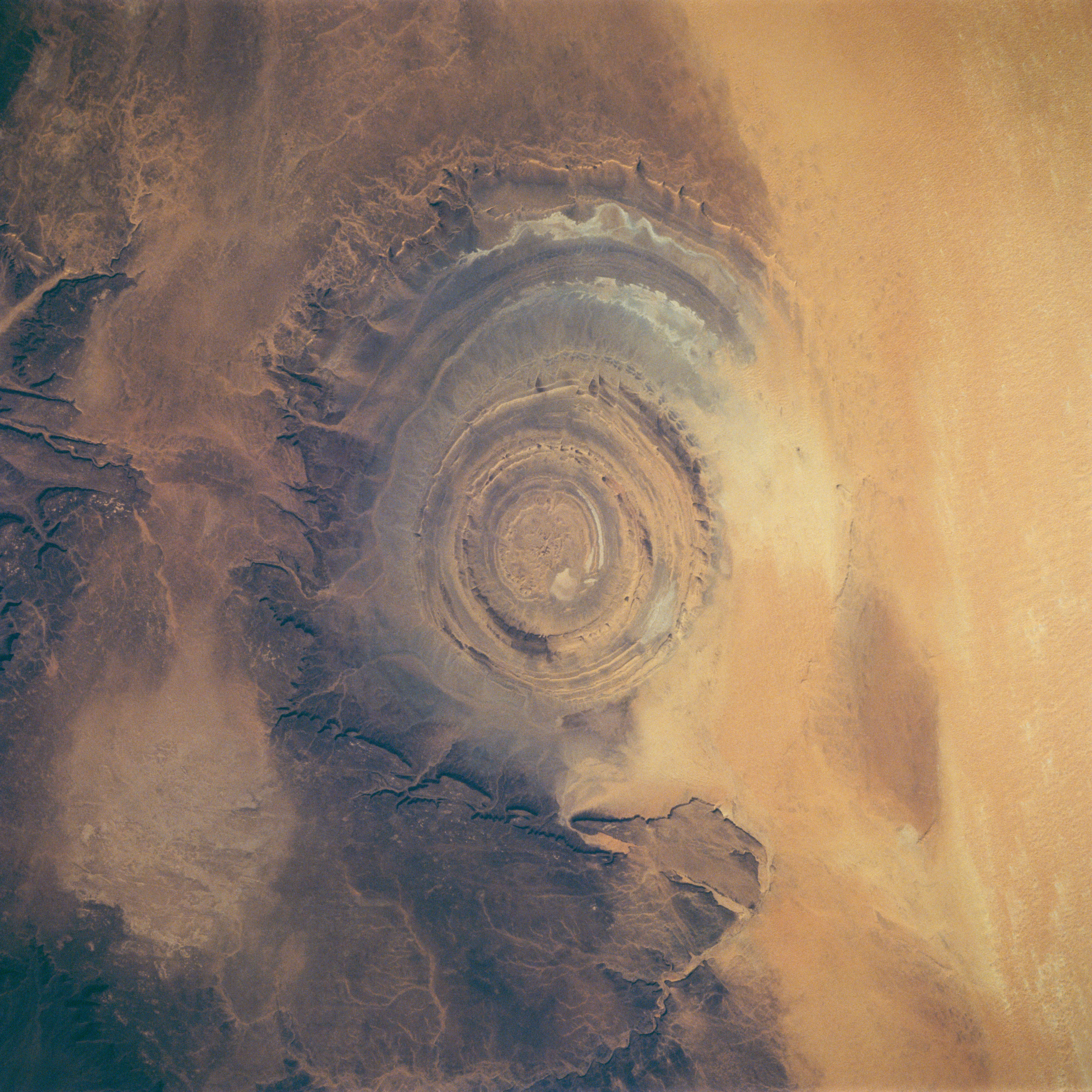 Fotografias de observação da Terra tiradas pela tripulação da STS-58.  A Estrutura Richat na Mauritânia