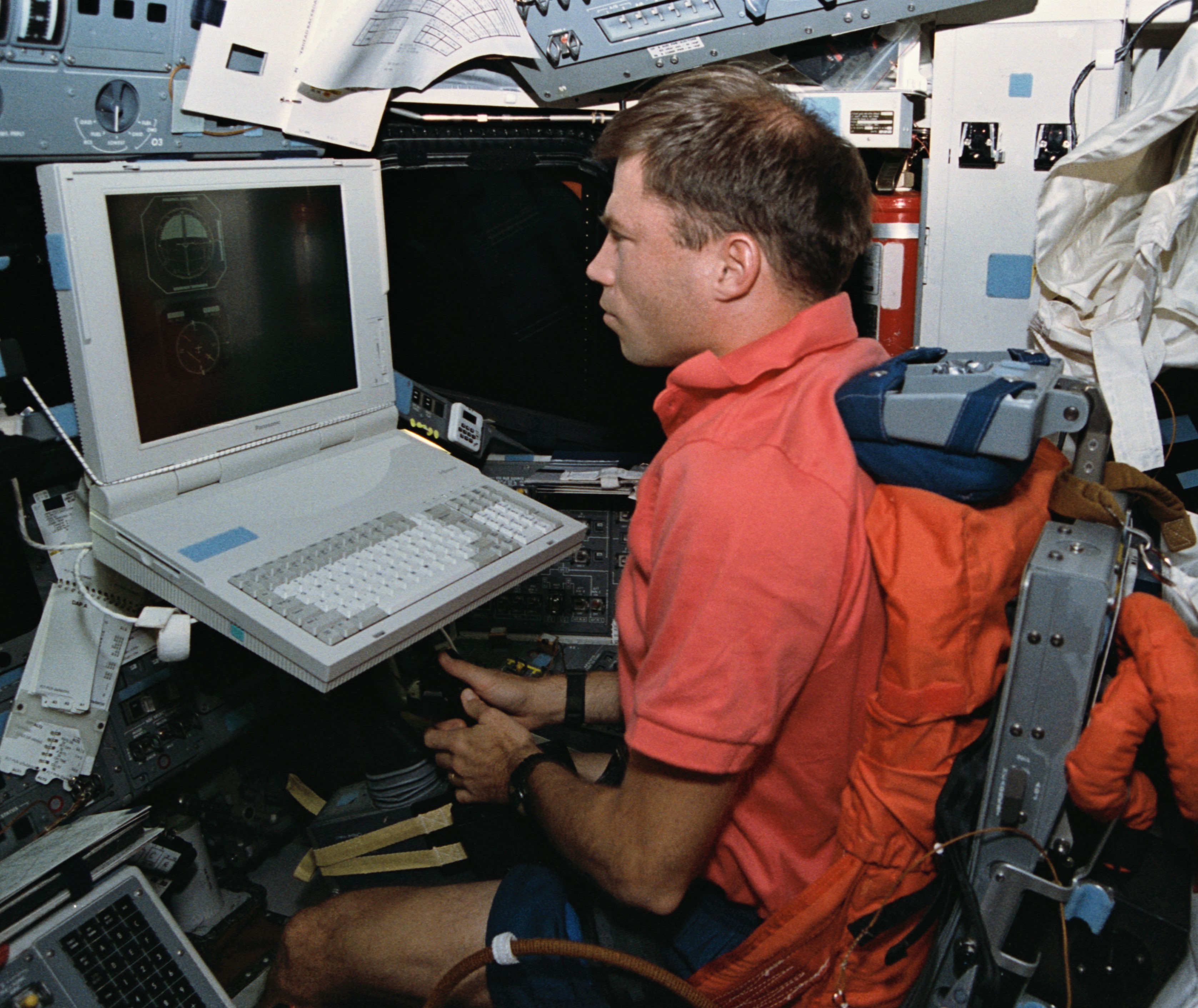 O piloto Searfoss usa o Simulador Portátil de Operações de Pouso em Voo, um laptop para praticar o pouso do ônibus espacial