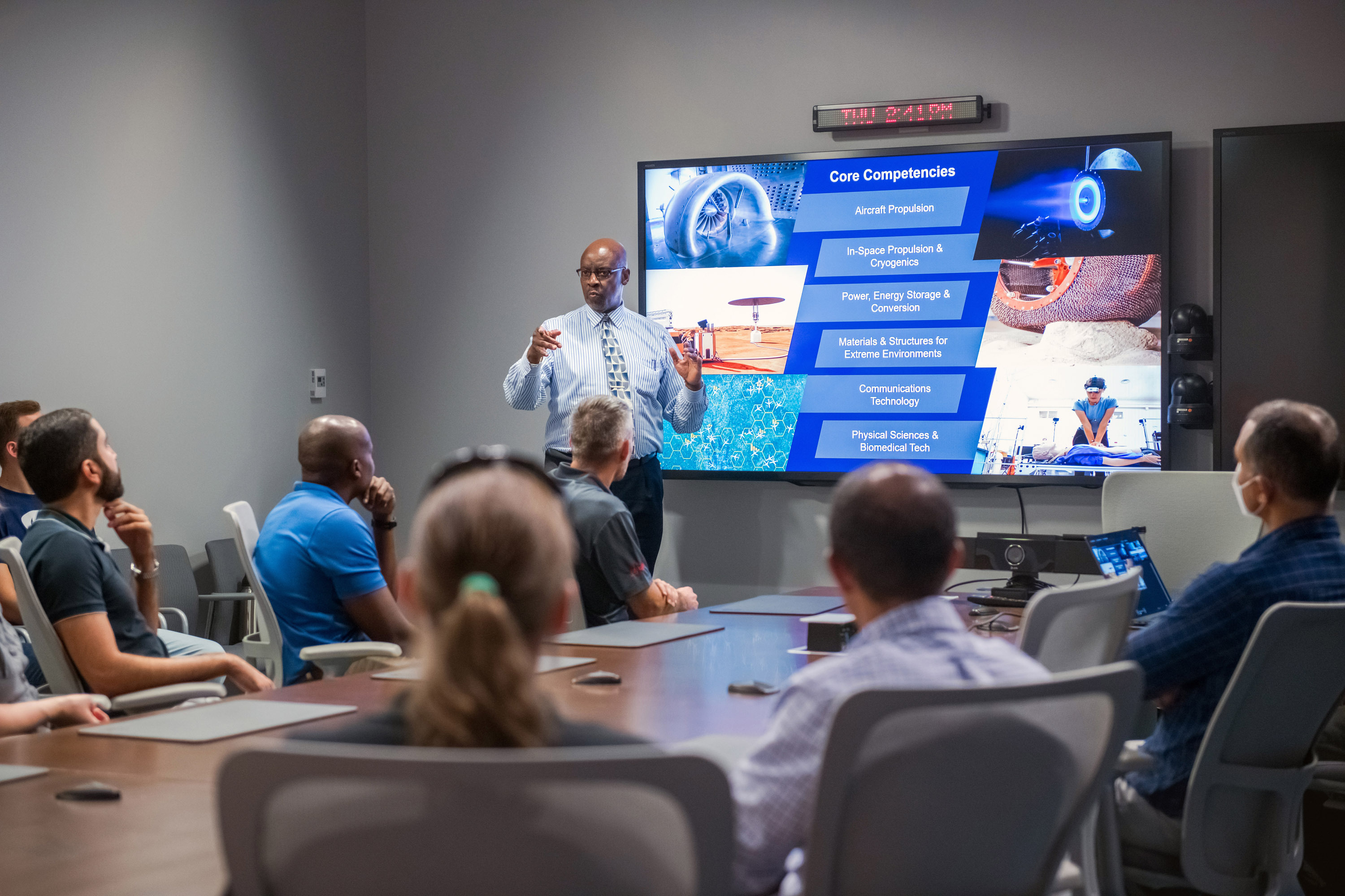 La nouvelle classe de candidats astronautes visite le centre de recherche Glenn de la NASA