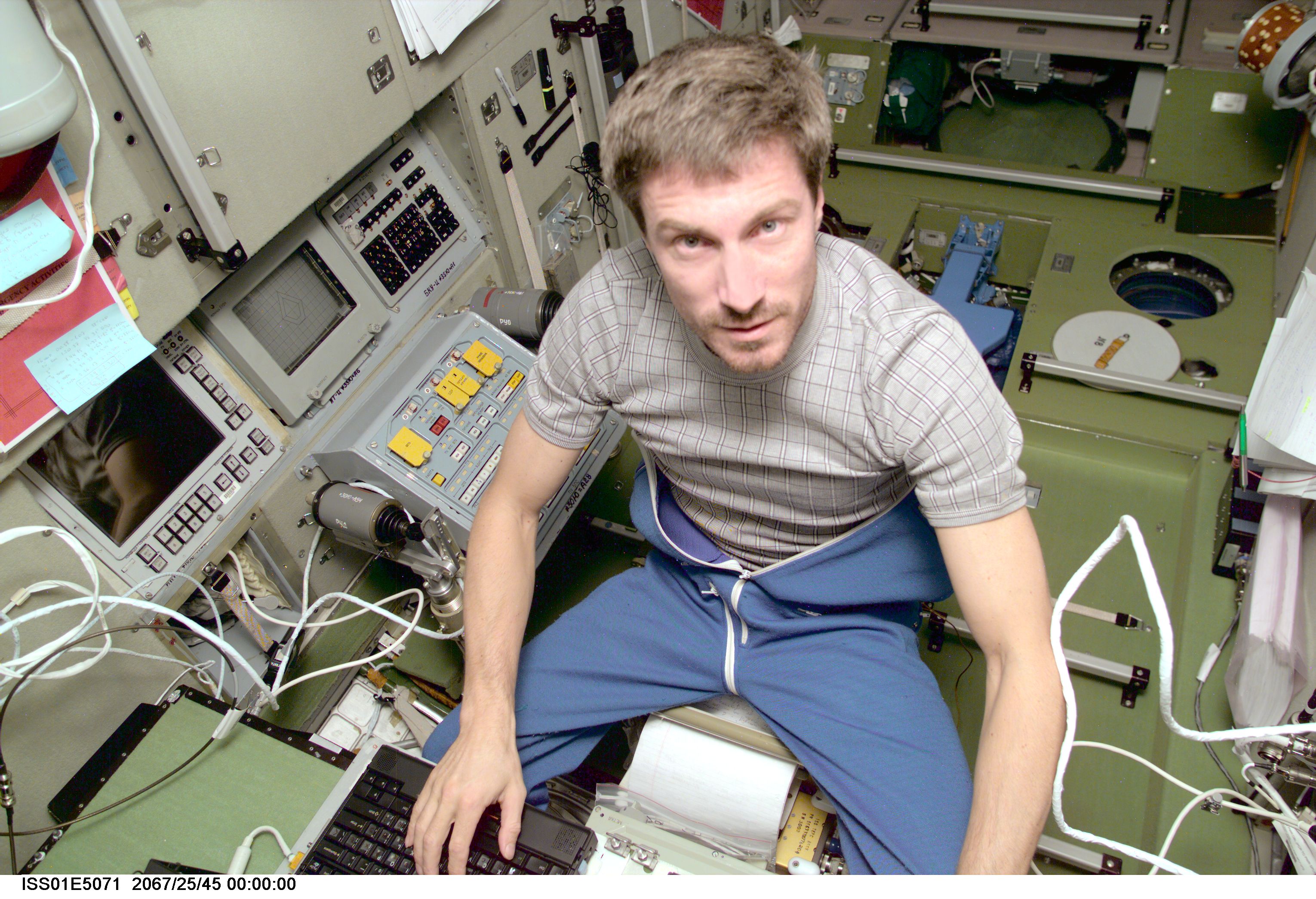 Cosmonaut Sergei K. Krikalev, Expedition 1 flight engineer, works at a computer station in the Zvezda Service Module aboard the Earth-orbiting Inte...