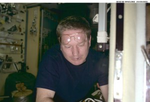 A medium close-up scene of astronaut William M. (Bill) Shepherd, Expedition 1 commander, as he performs installment work on the Zvezda Service Module aboard the Earth-orbiting International Space Station (ISS).