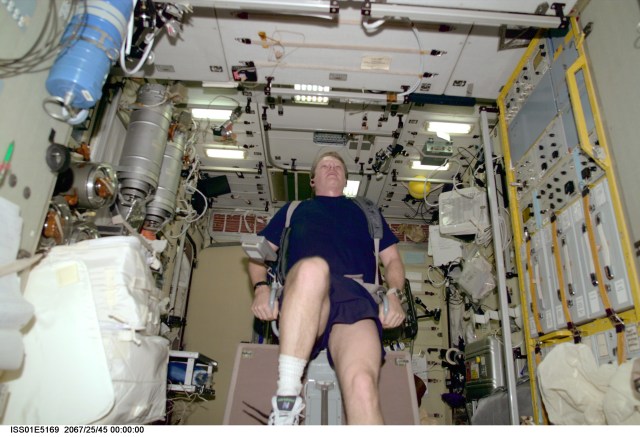 Astronaut William M. (Bill) Shepherd, Expedition One mission commander, works out on the ergometer device in the Zvezda Service Module onboard the Earth-orbiting International Space Station (ISS).