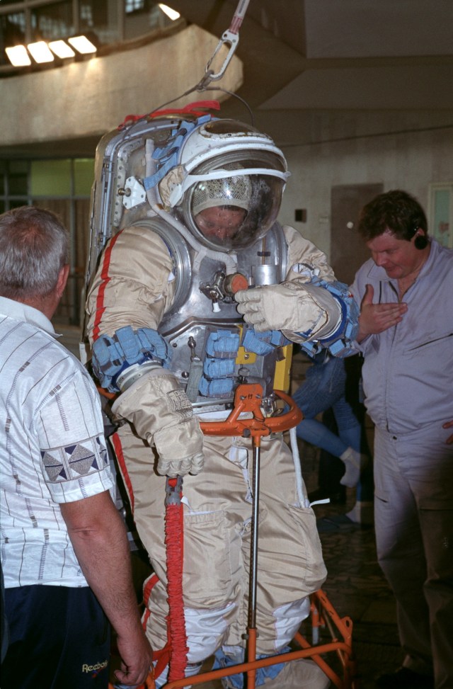 Astronaut William Shepherd, mission commander for ISS Expedition 1, is about to participate in an underwater spacewalk simulation in the Hydrolab facility at the Gagarin Cosmonaut Training Center in Russia.