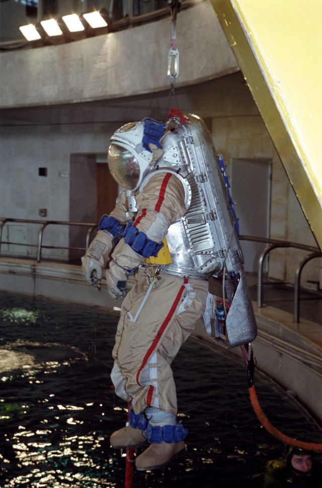 Astronaut William Shepherd, mission commander for ISS Expedition 1, participates in an underwater spacewalk simulation in the Hydrolab facility at the Gagarin Cosmonaut Training Center in Russia.