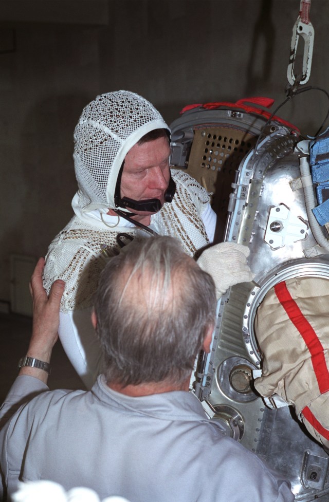 Astronaut William Shepherd, mission commander for ISS Expedition 1, is about to put on an Orlan space suit in order to participate in an underwater spacewalk simulation in the Hydrolab facility at the Gagarin Cosmonaut Training Center in Russia.