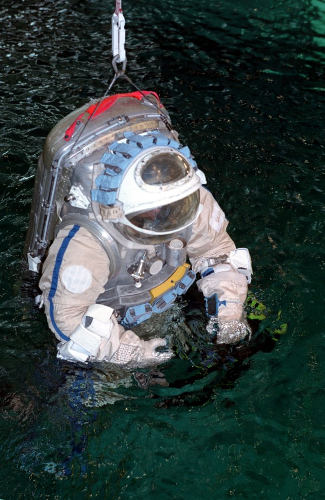 Cosmonaut Yuri Gidzenko, Soyuz commander for Expedition 1, is partially submerged in the Hydrolab facility at the Gagarin Cosmonaut Training Center during a spacewalk rehearsal.