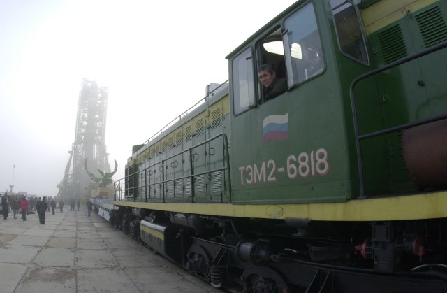A train removes the large hydraulic lifting device responsible for raising the Soyuz rocket into the vertical position at the launch pad.