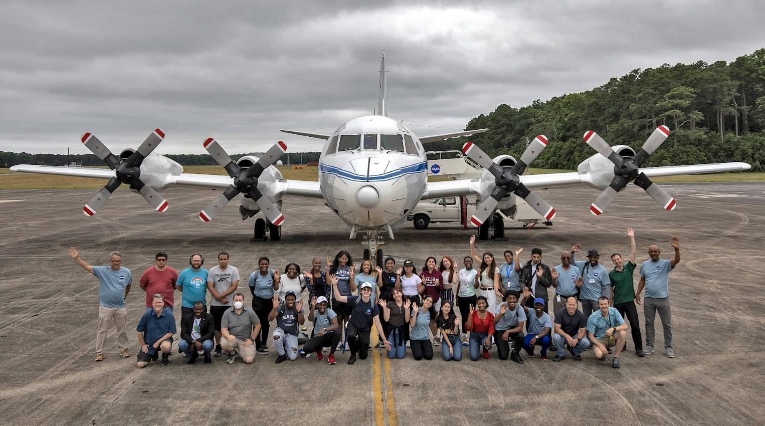 The SaSa class of 2022 poses in front of an aircraft, together with graduate mentors and instructors.