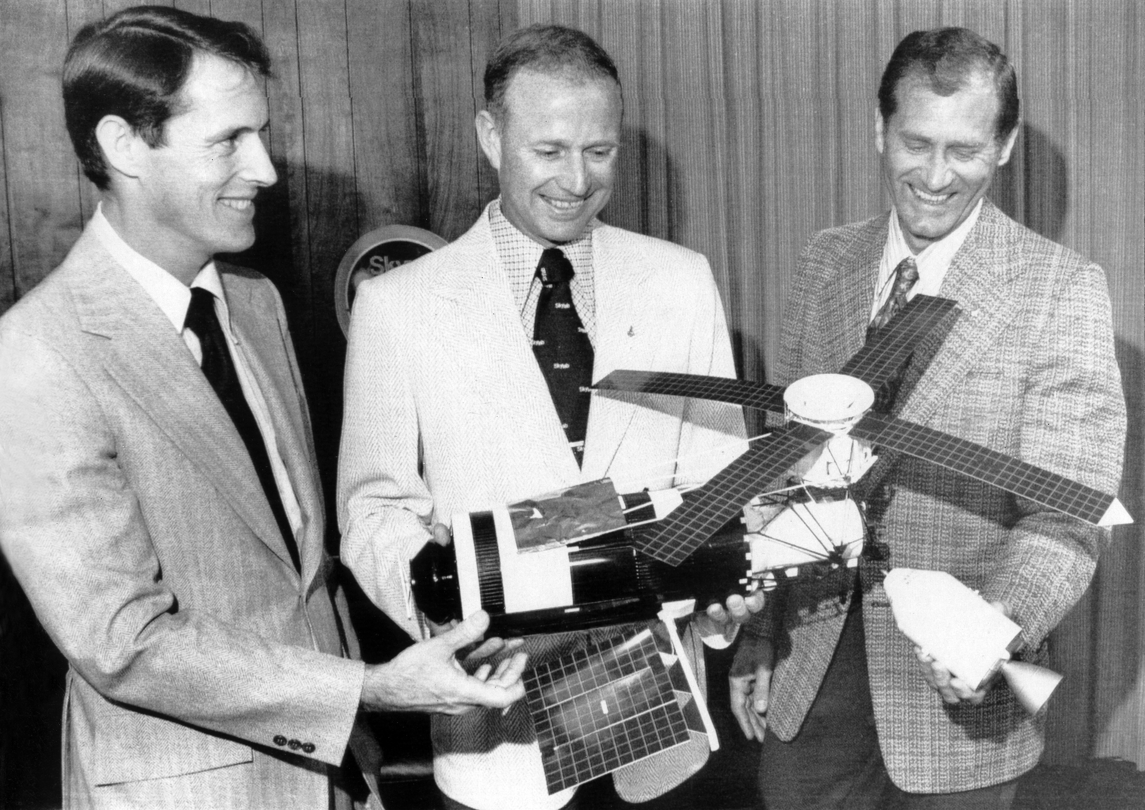 Breaking News Picture of Gibson, left, Carr, and Pogue repeat a model of the Skylab dwelling station on the conclusion of their preflight press conference