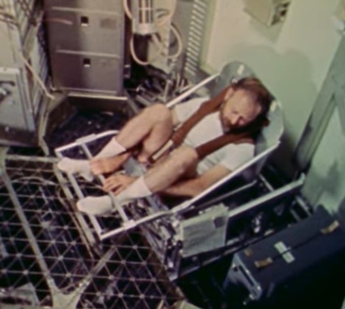 Carr “weighs” himself in weightlessness using the body mass measurement device