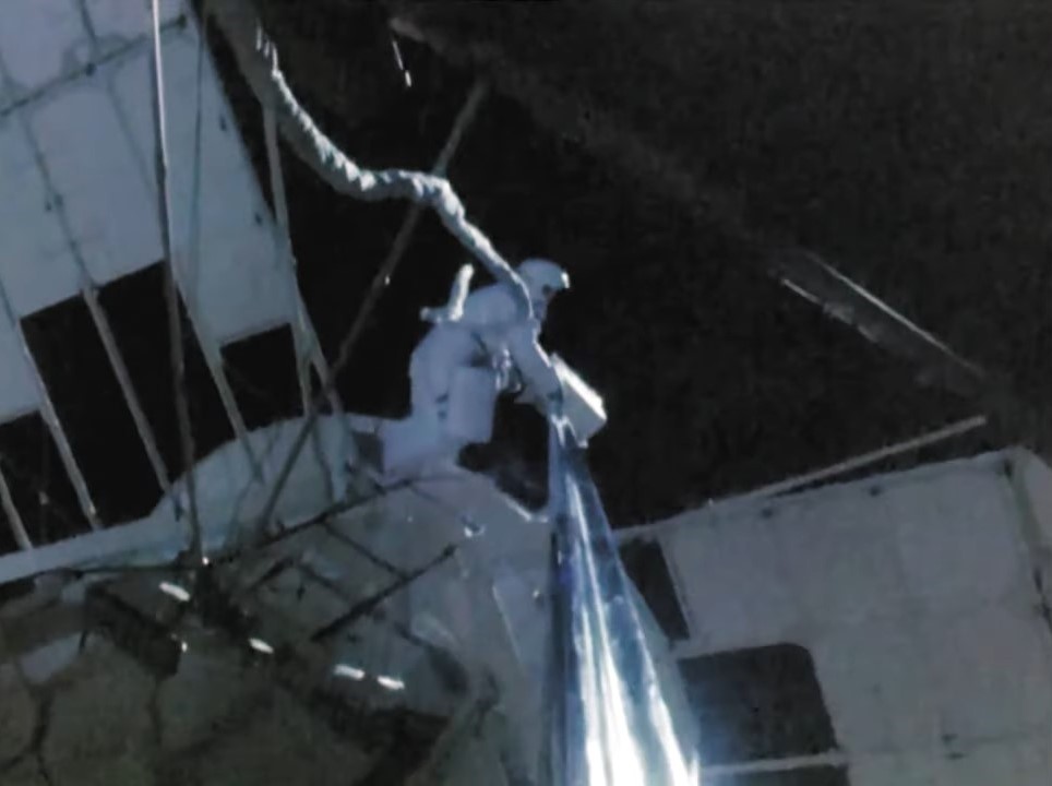 Photo of William R. Pogue replaces film in the Apollo Telescope Mount during the mission’s first spacewalk