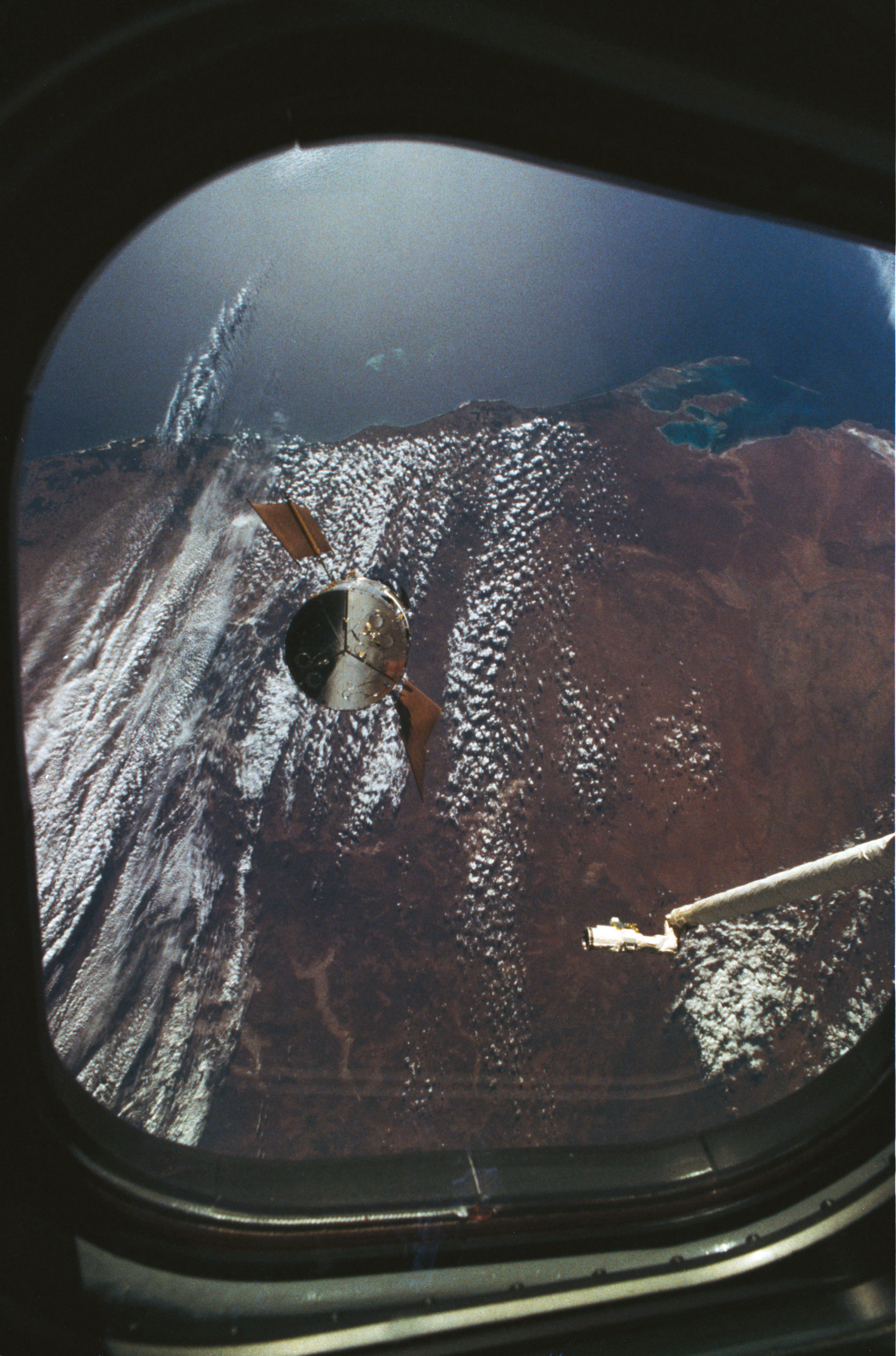 Endeavour approach to the Hubble Space Telescope