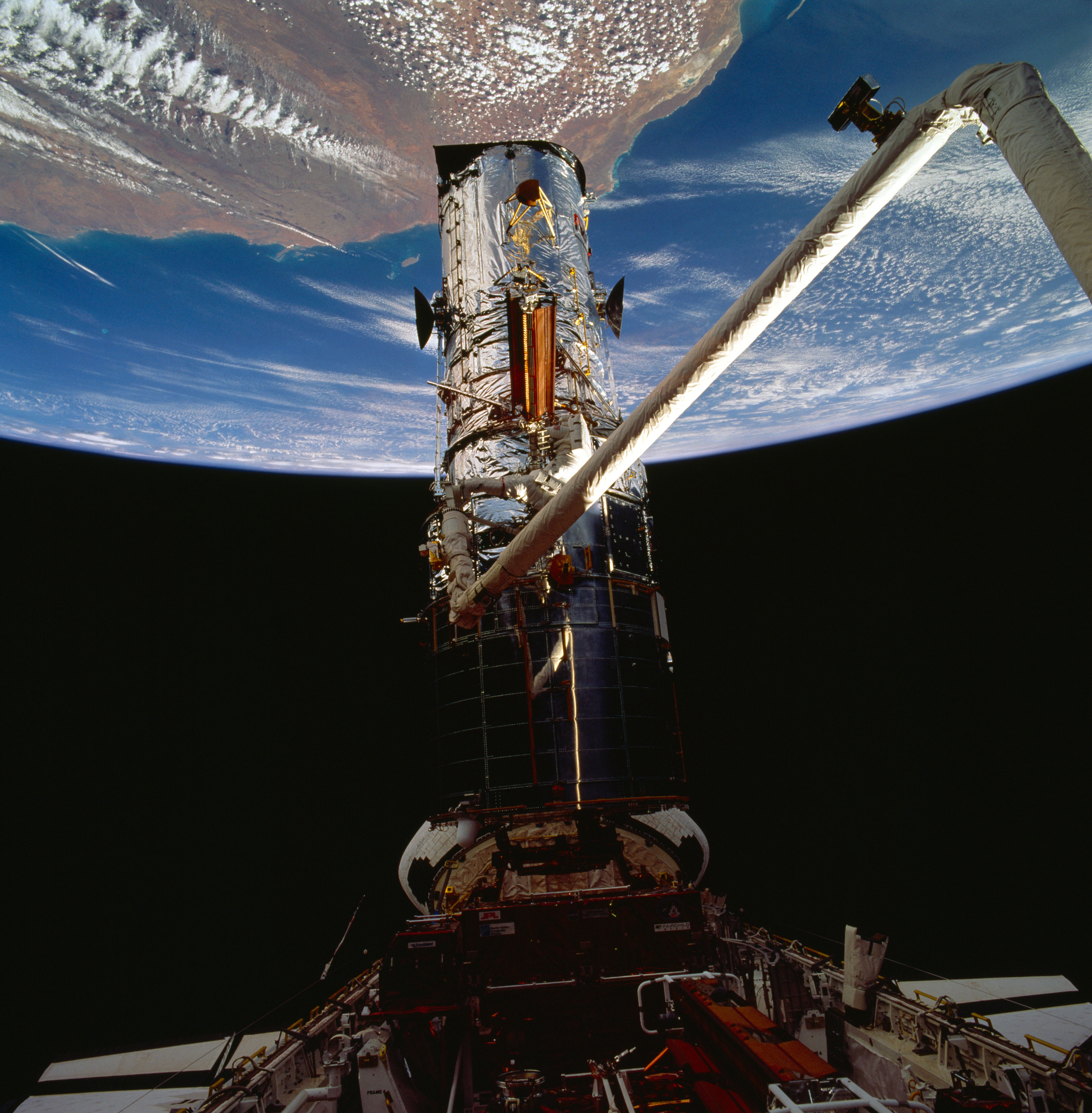 Thornton disconnects Hubble’s retracted solar array