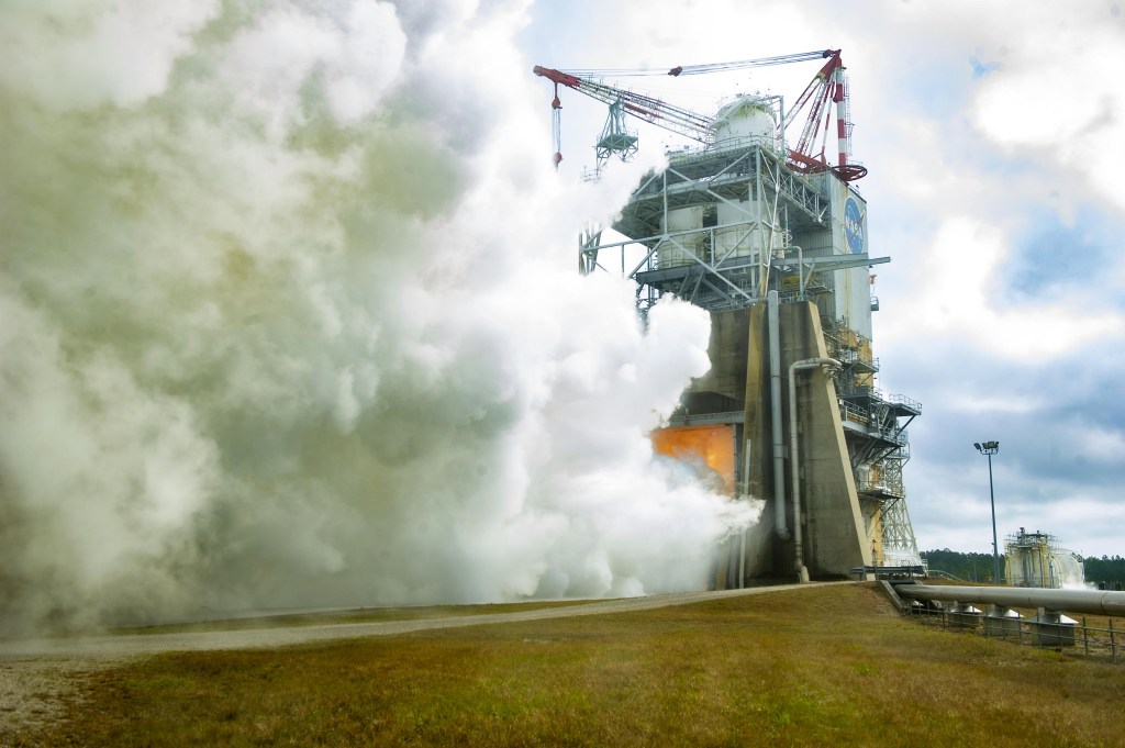 A RS-25 hot fire on the Fred Haise Test Stand