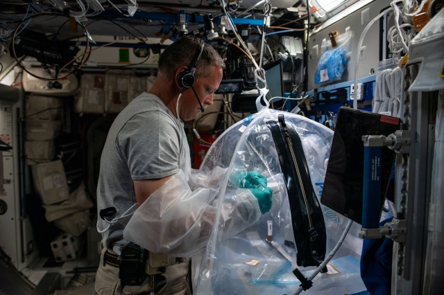 NASA astronaut and Expedition 67 Flight Engineer Bob Hines works inside the portable glovebag processing biological samples for the Food Physiology study. The human research experiment aims to define targeted, more efficient dietary interventions to maintain crew health and performance as well as the food system requirements to support these interventions.