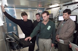 Soyuz 4 Flight Participant Mark Shuttleworth (second right), a South African businessman flying to the International Space Station (ISS) under a private commercial agreement with the Russian Aviation and Space Agency (Rosaviakosmos), interfaces with communications systems during a familiarization tour of the Space Station Training Facility at the Johnson Space Center (JSC). Others pictured, from the left, are backup Soyuz 4 Commander Gennady Padalka, a Russian cosmonaut; Chris Benson, a United Space Alliance (USA) crew trainer; and backup Soyuz 4 Flight Engineer Oleg Kononenko, a Russian cosmonaut. The Soyuz 4 crew has toured several other JSC facilities this week, with yet others scheduled. The crew members will launch in late April from the Baikonur Cosmodrome, Kazakhstan, to deliver a fresh Soyuz spacecraft to the station for use as a lifeboat. After spending about a week aboard the outpost, they will return to Earth aboard the Soyuz spacecraft now attached to the station.