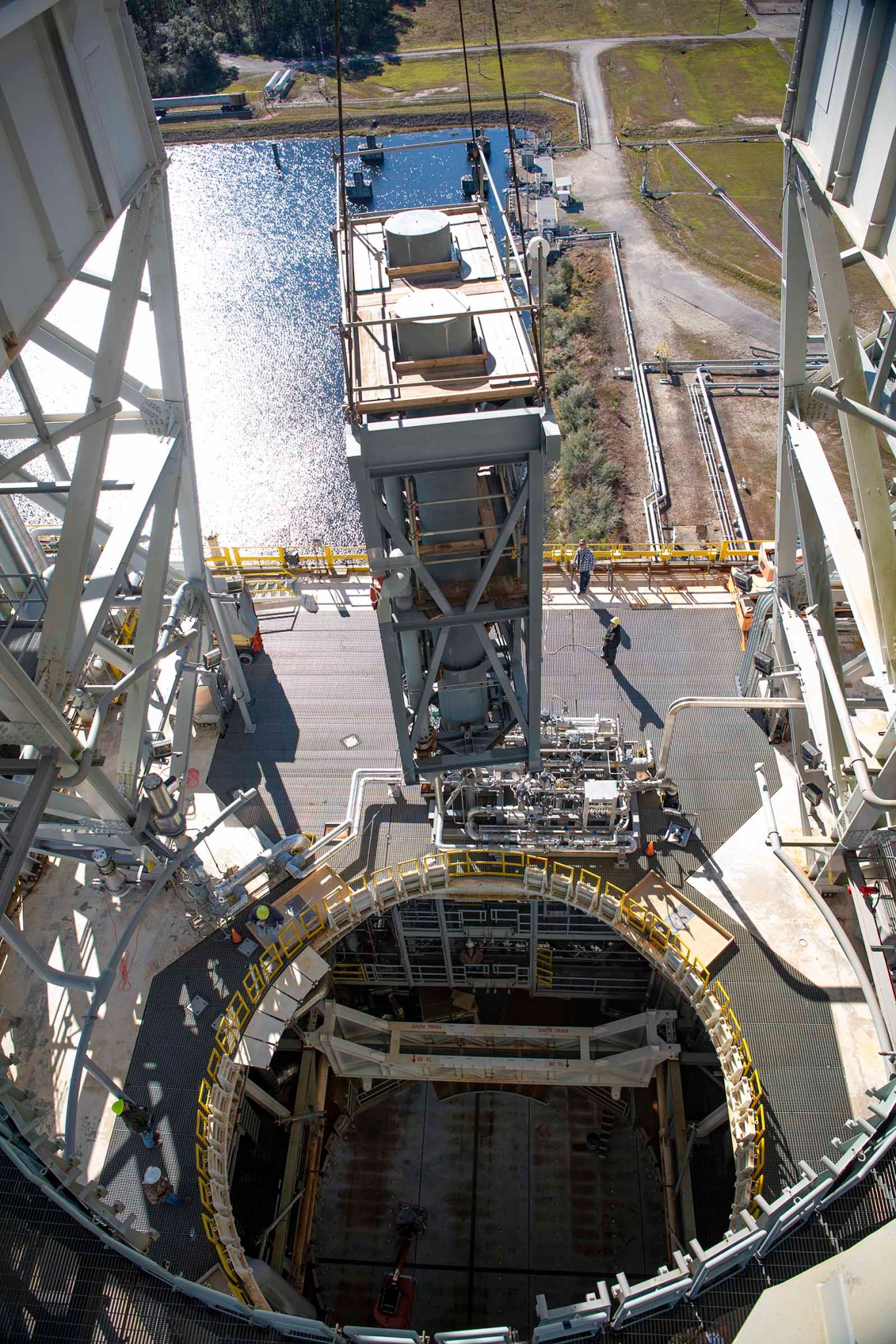 Installation of a key component of NASA’s new Exploration Upper Stage (EUS) vehicle