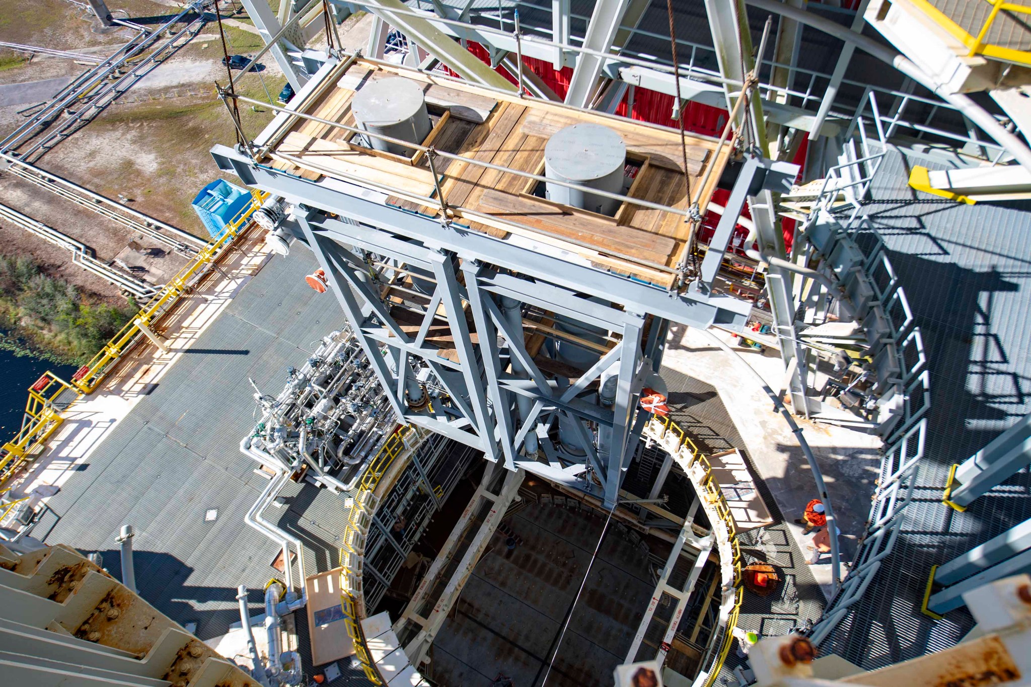 Installation of a key component of NASA’s new Exploration Upper Stage (EUS) vehicle