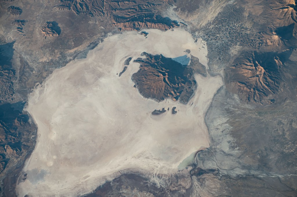 iss070e064291 (Jan. 12, 2024) -- In the Coipasa Salt Pan lies the Wila Pukarani volcano located in Bolivia. As the International Space Station orbited 262 miles above, the stark white salt flats contrast against the dark surrounding rock. Summiting nearly 16,000 feet high (~4,900 meters), the volcano is estimated to be 3.7 million years old.