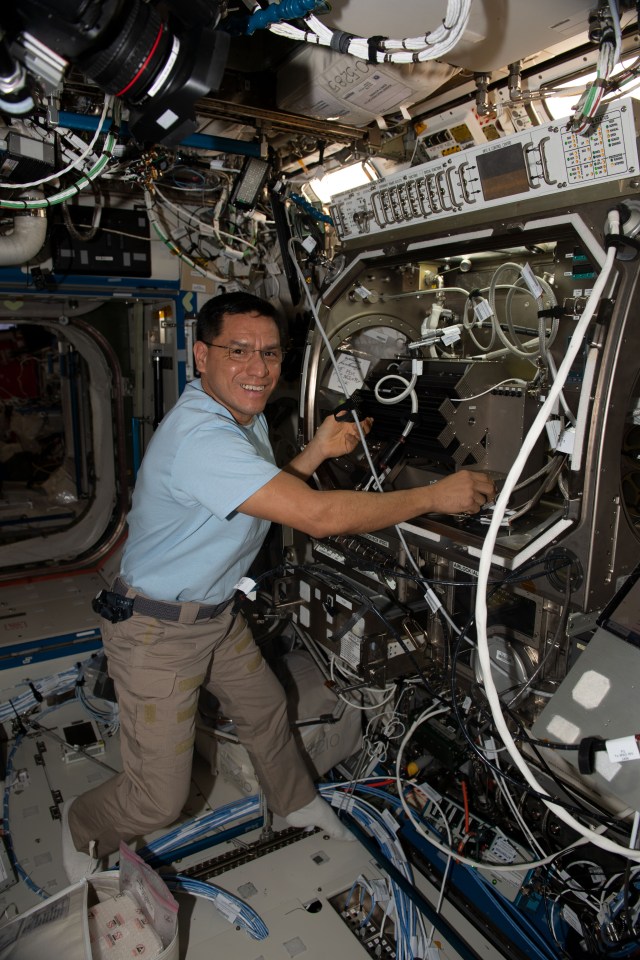 iss068e024574 (Nov. 26, 2022) --- NASA astronaut and Expedition 68 Flight Engineer Frank Rubio works in the Microgravity Science Glovebox setting up hardware for the Pore Formation and Mobility Investigation. The space physics study demonstrates a passive cooling system for electronic devices in microgravity using a micro-structured surface.