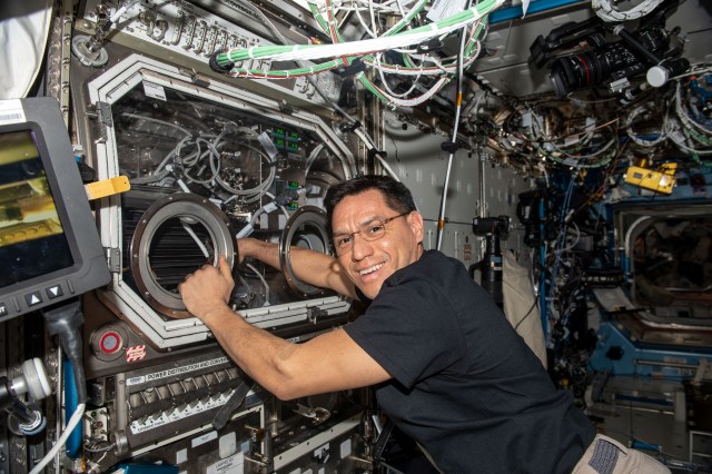 iss068e028262 (Dec. 9, 2022) --- NASA astronaut and Expedition 68 Flight Engineer Frank Rubio exchanges samples inside the Microgravity Science Glovebox for the Pore Formation and Mobility Investigation. The space physics study demonstrates a passive cooling system for electronic devices in microgravity using a micro-structured surface.