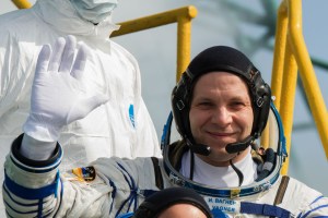 Expedition 63 Crew Waves Farewell - Expedition 63 crewmember Ivan Vagner of Roscosmos waves goodbye as he, Chris Cassidy of NASA, and Anatoly Ivanishin of Roscosmos, prepare to climb aboard the Soyuz MS-16 rocket at Site 31 at the Baikonur Cosmodrome in Kazakhstan, Thursday, April 9, 2020. They launched a short time later to the International Space Station for the start of a six-and-a-half month mission.