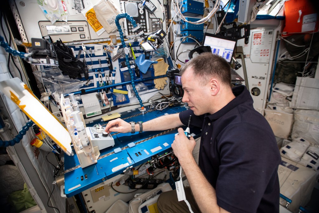 Flight Engineer Nick Hague is supporting research for the Capillary Structures experiment that uses specialized hardware to demonstrate the flow of fluid and gas mixtures using surface tension and fluid dynamics. The fluid physics study is helping NASA evaluate technologies for a lightweight, advanced life support system that can recover water and remove carbon dioxide in space.