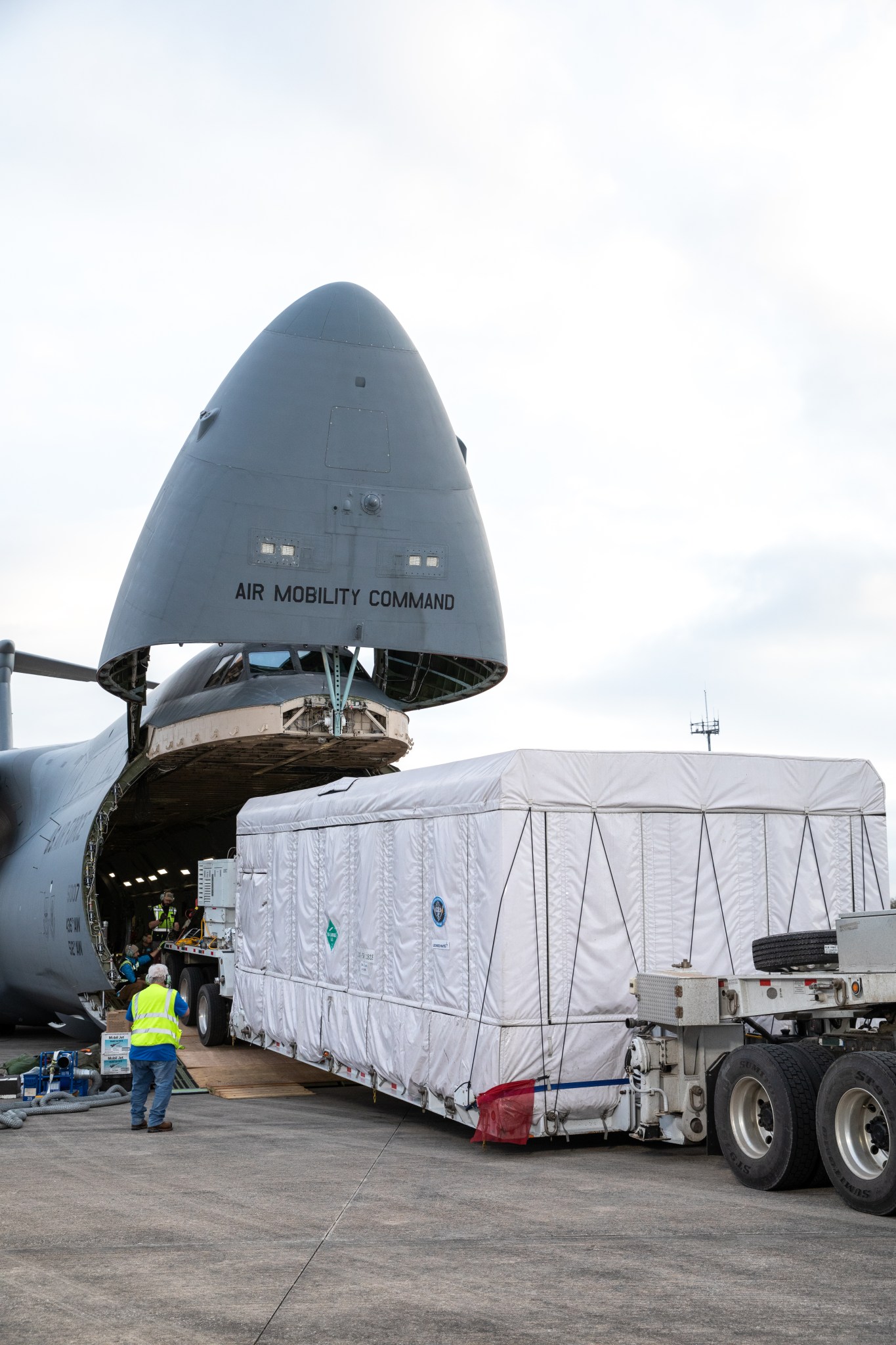 GOES-U Spacecraft Arrival and Offload