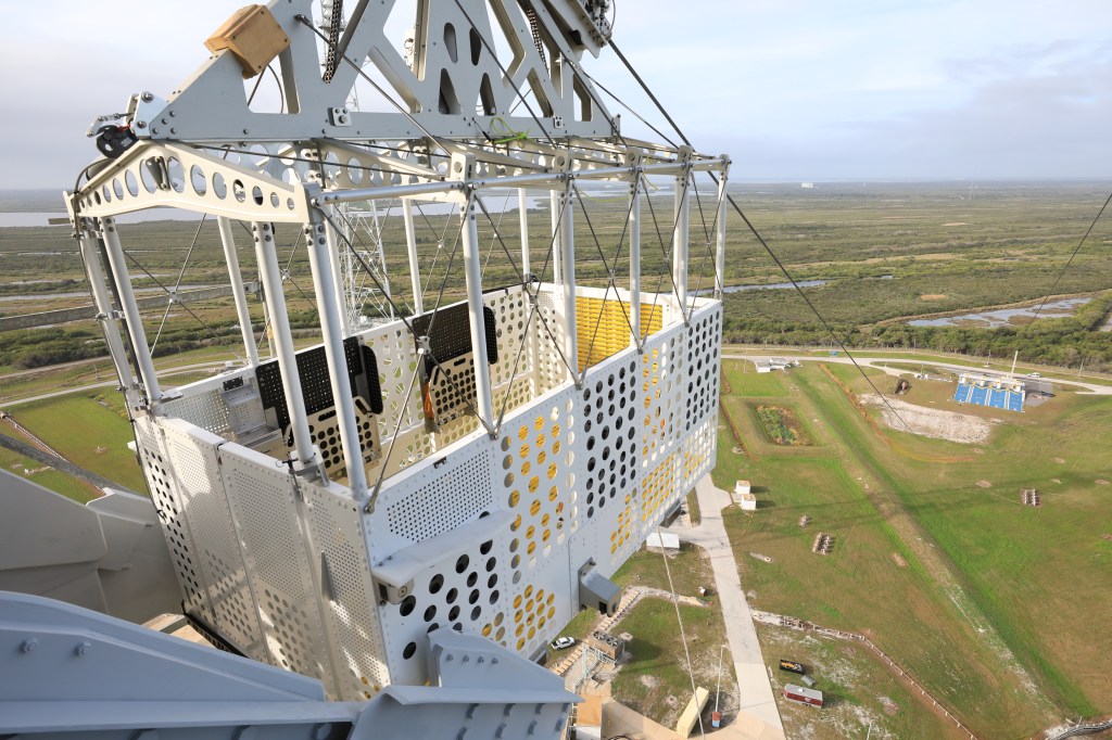 Artemis Teams Install Emergency Escape Baskets at NASA Kennedy