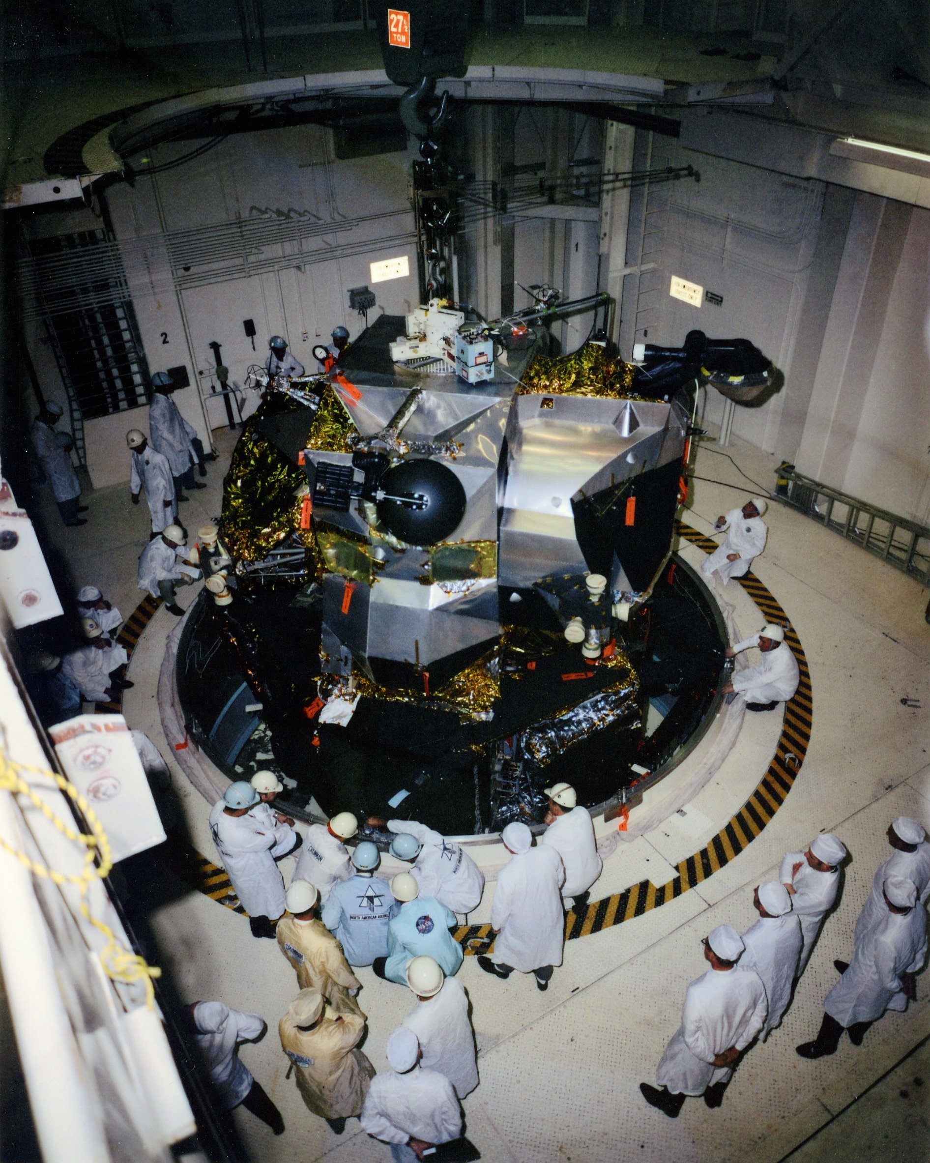 Workers in the MSOB lower the LM onto the base of the Spacecraft LM Adapter (SLA)