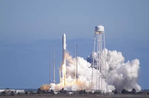 El primer lanzamiento de un cohete Antares en 2013, llevando el simulador de masa Cygnus