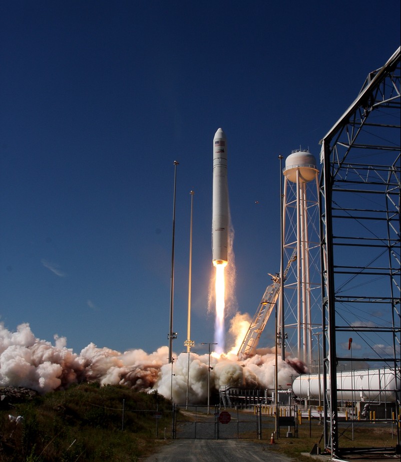 Lanzamiento del cohete Antares que transporta la misión Cygnus Demo 1