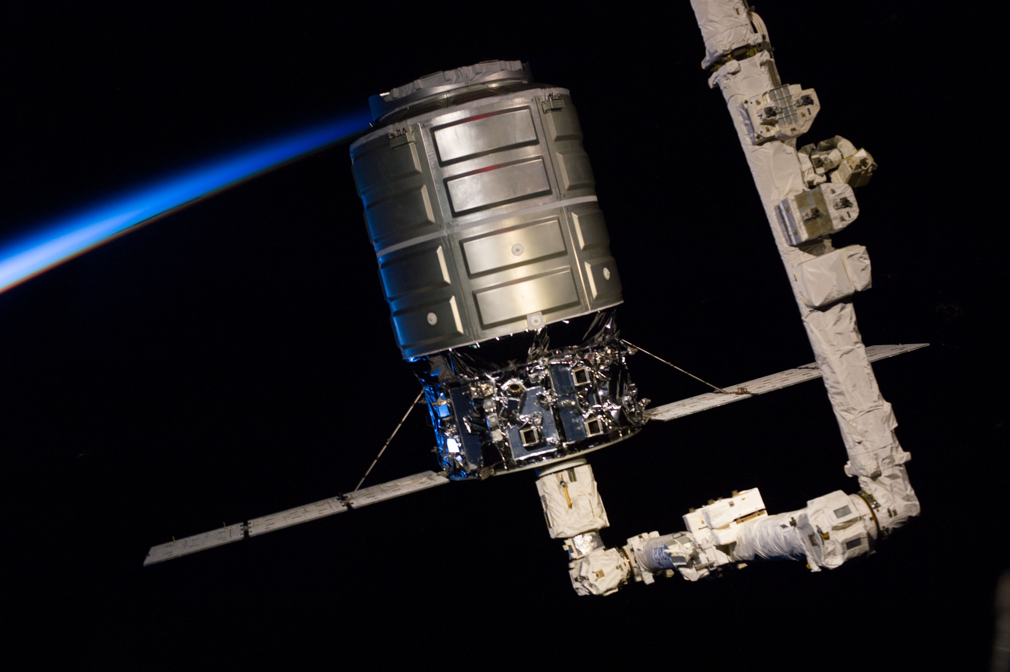La nave espacial Cygnus Demo fue luchada por Canadarm2 antes de acoplarse a la estación espacial.