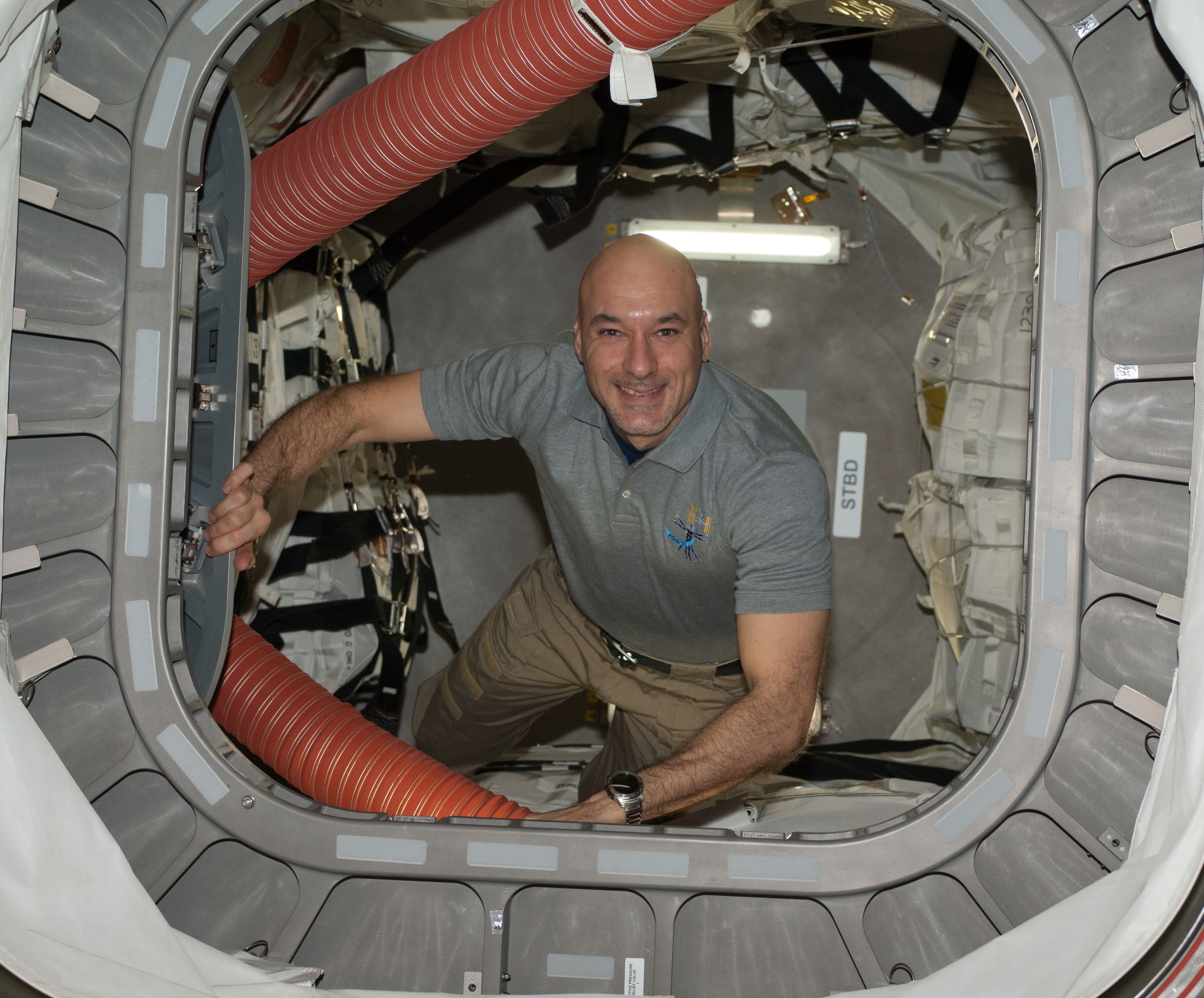 El miembro de la tripulación de la expedición 37, Luca S.  Parmitano de la ESA dentro de la nave espacial Cygnus durante su misión de prueba a la estación espacial