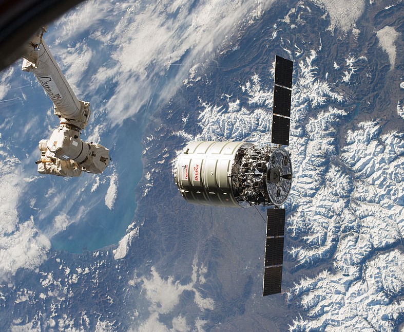 El brazo robótico Canadarm2 de la estación espacial está a punto de recoger la primera nave espacial Cygnus operativa llamada SS C. Gordon Fullerton.