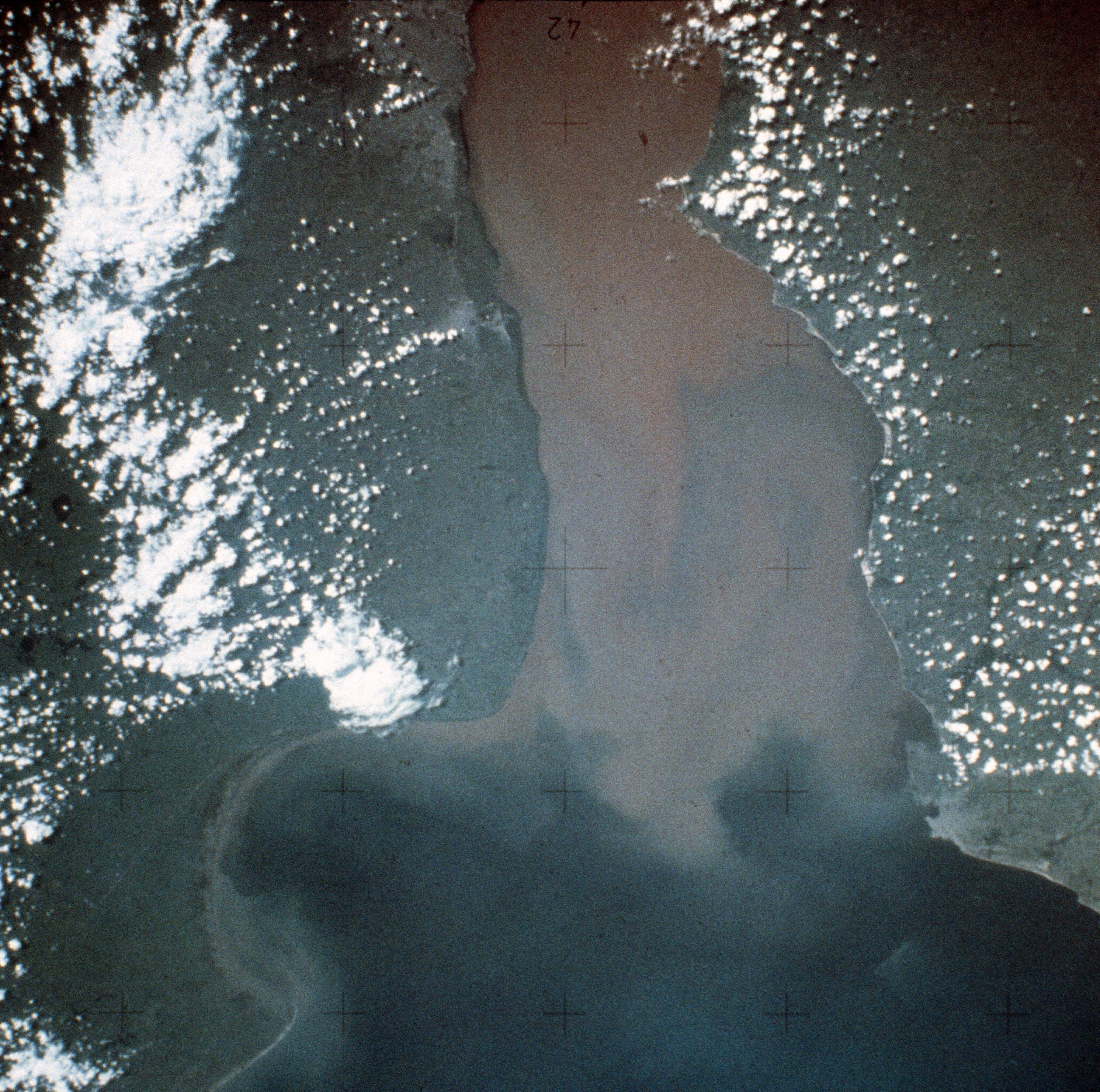 Skylab 4 astronaut photography of the Rio de Plata separates Argentina, left, and Uruguay
